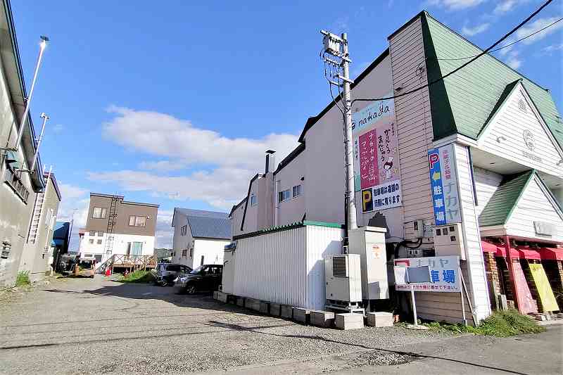 ナカヤ菓子店の隣にある駐車場外観