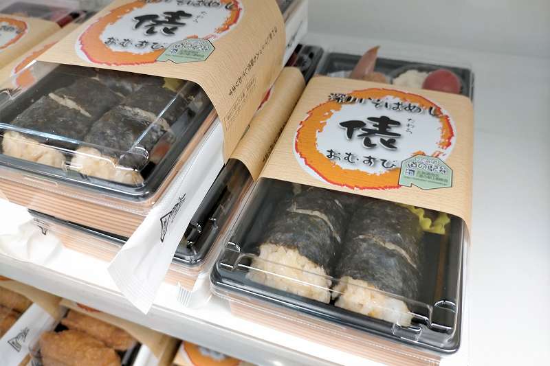 「深川そばめし 俵おむすび弁当」が棚に並べられている