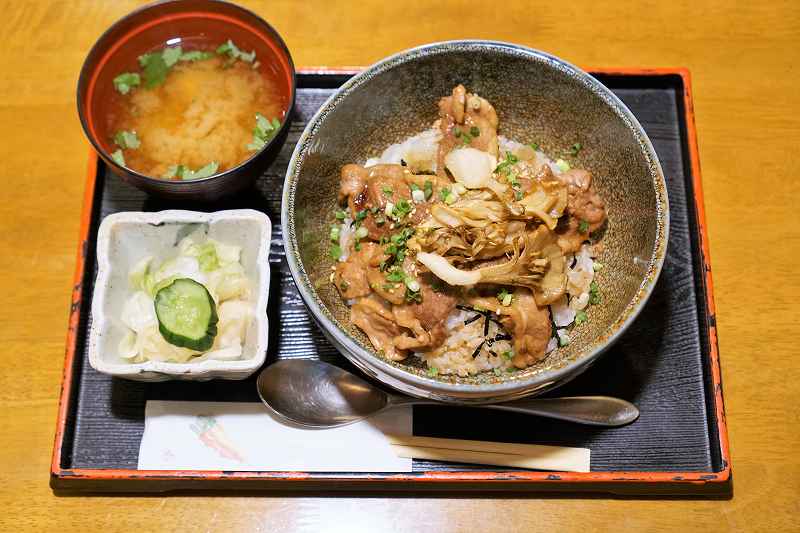 あいがも丼と味噌汁などがテーブルに置かれている