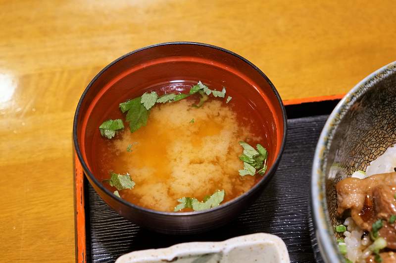 味噌汁と丼がテーブルに置かれている