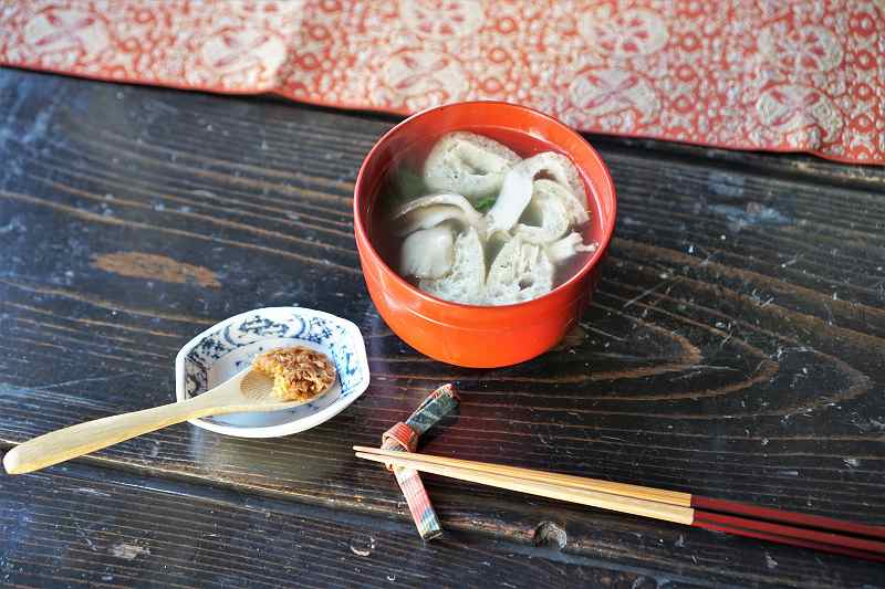 味噌汁とお箸がテーブルにおかれている