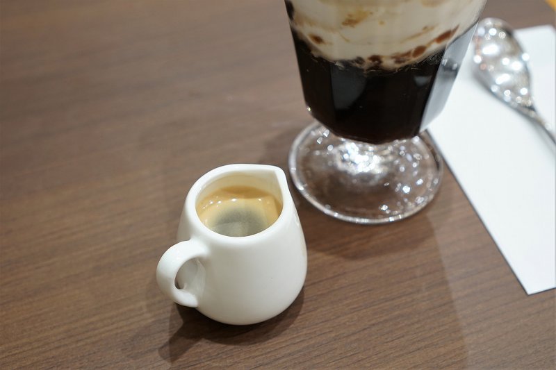 コーヒーパフェとコーヒーがテーブルに置かれている