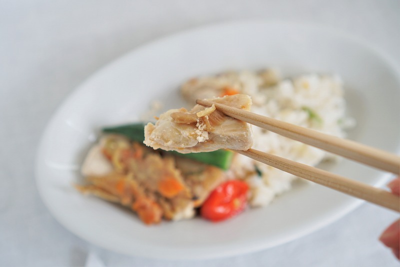 鶏肉を箸で持ちあげている様子