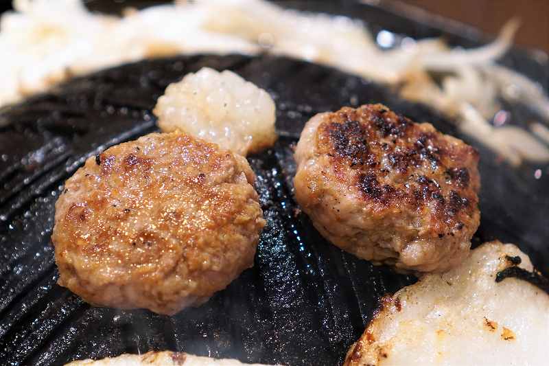 生ラムジンギスカン山小屋の羊肉のミンチがジン鍋の上で焼かれている