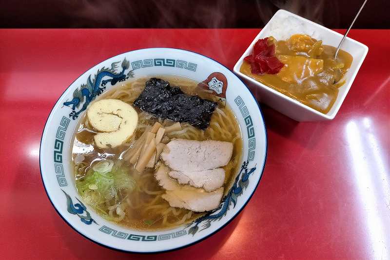 だるま軒の「定番セット」のラーメンとカレーがテーブルに置かれている