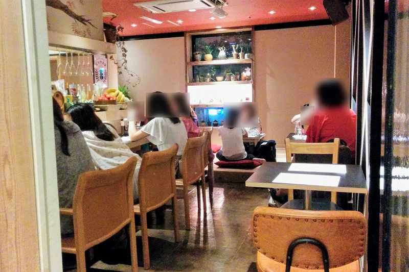 暗めの照明が雰囲気のある「夜パフェ専門店 ななかま堂」の内観