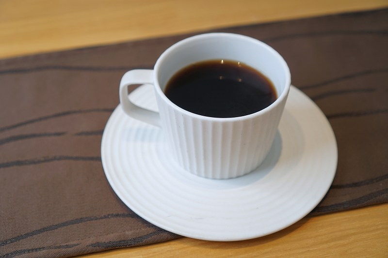 ホットコーヒーがテーブルに置かれている