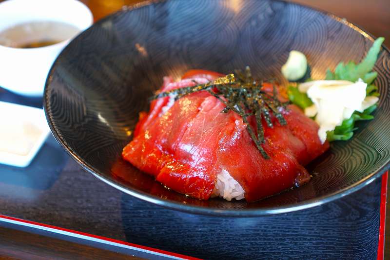 夕日ヶ丘レストラン 善生の本マグロと大バチマグロの漬け丼がテーブルに置かれている