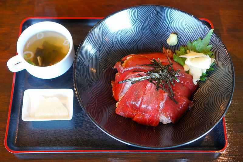 夕日ヶ丘レストラン 善生の本マグロと大バチマグロの漬け丼がテーブルに置かれている