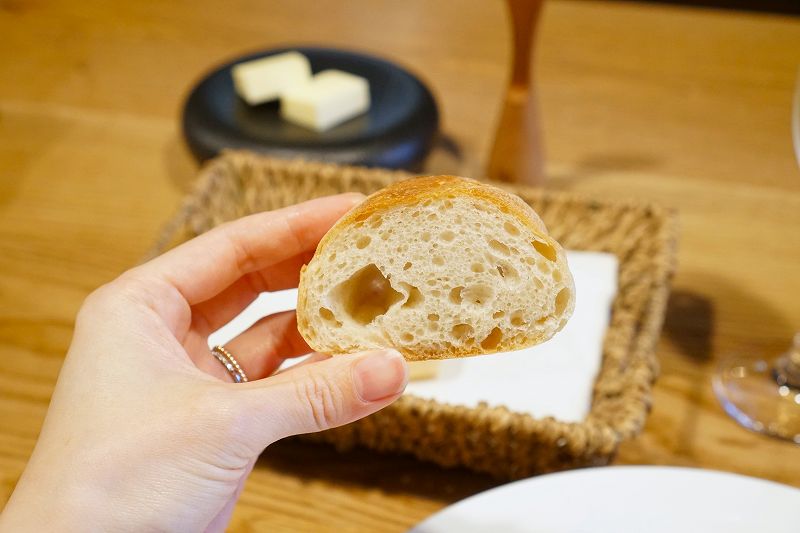 レ カネキヨのパンを手に持っている様子