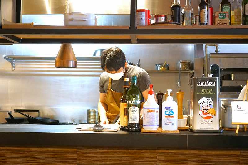 レ カネキヨのオーナー 藤本シェフが料理している様子