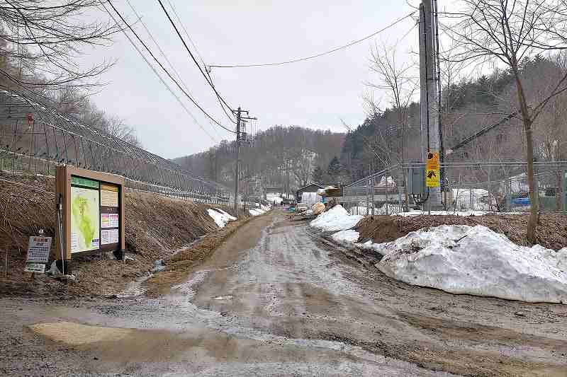 舗装されていない道路とビニールハウス