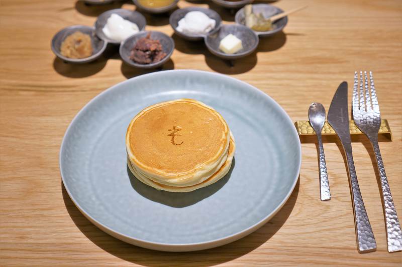 ホットケーキとトッピングがテーブルに置かれている