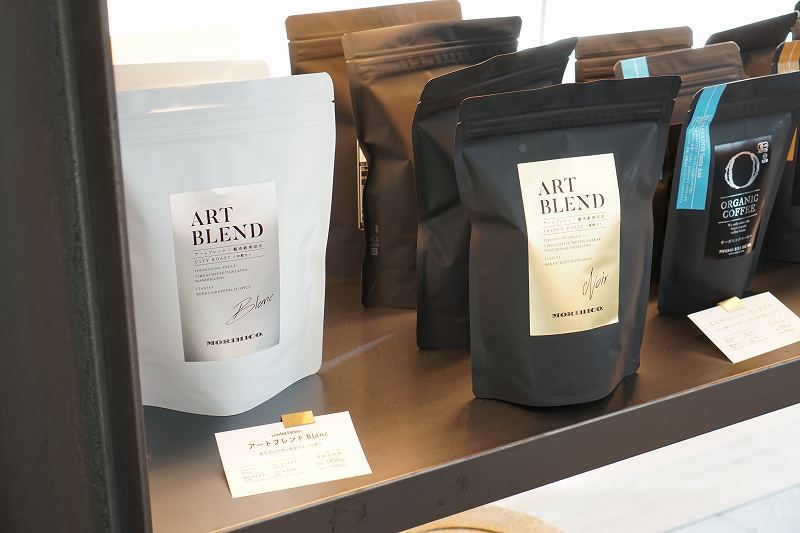 「MORIHICO.藝術劇場」限定のコーヒー豆“ART BLEND（アートブレンド）”が棚に並べられている