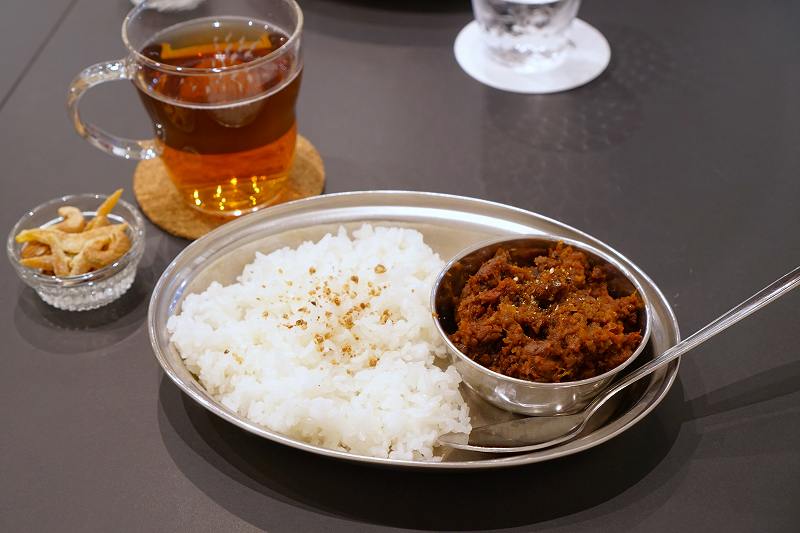 キーマカレーとウーロン茶（ホット）がテーブルに置かれている