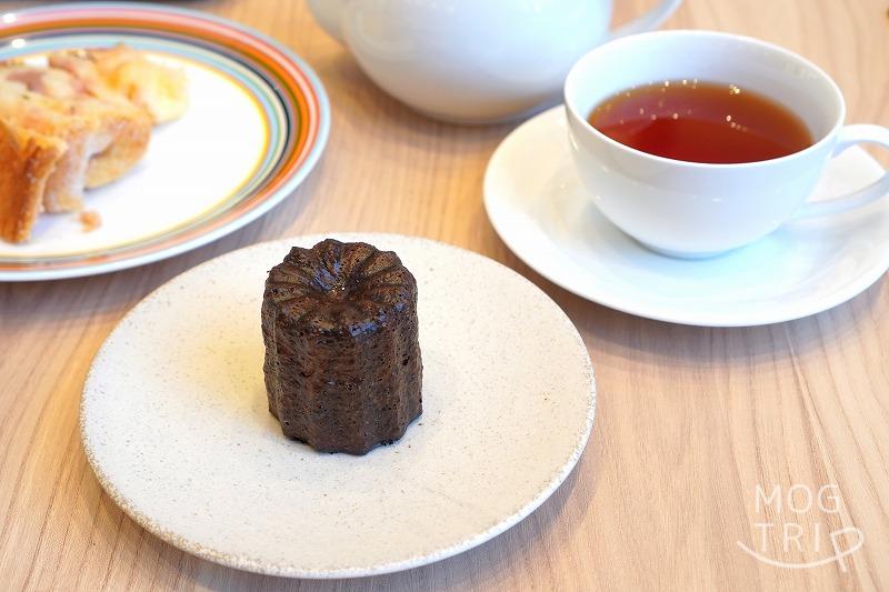 カヌレと紅茶がテーブルに置かれている