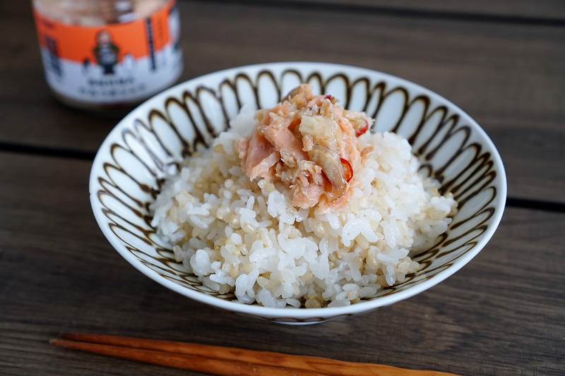 南極料理人 やみつきシャケ が ご飯の上にのっている