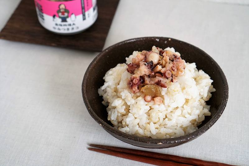 南極料理人 やみつきタコ が ご飯の上にのっている