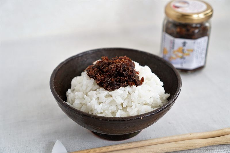 エゾ鹿の佃煮「雪もみじ」がご飯の上に乗っている