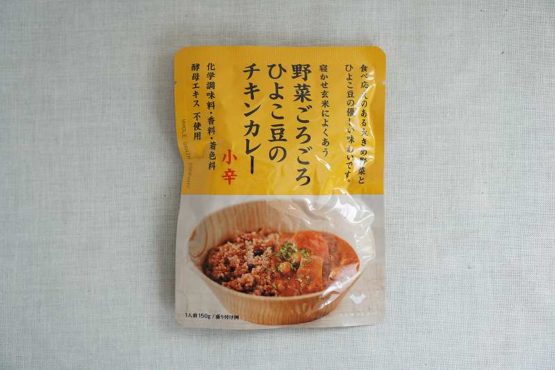 「野菜ごろごろひよこ豆のチキンカレー（小辛）」がテーブルに置かれている