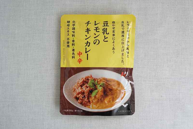 「豆乳とレモンのチキンカレー（中辛）」がテーブルに置かれている