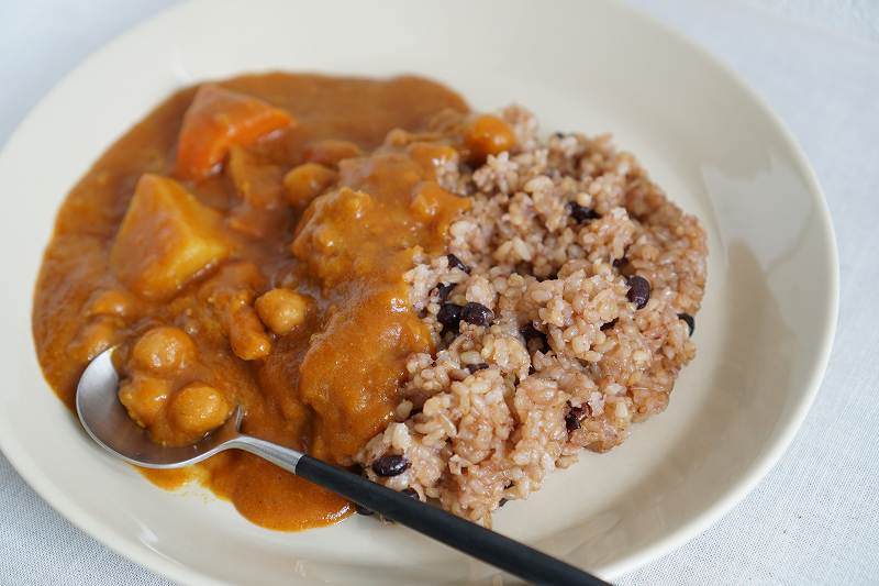 お皿に盛られた「野菜ごろごろひよこ豆のチキンカレー（小辛）」がテーブルに置かれている