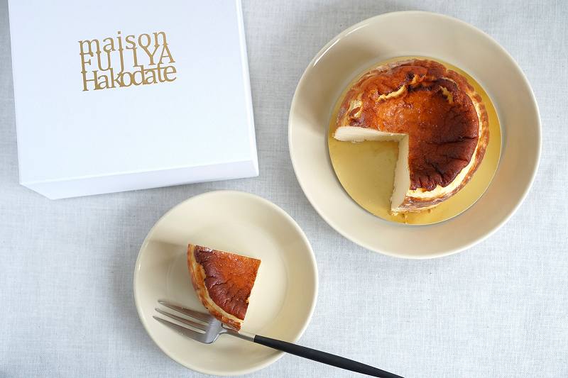 patisserie maison FUJIYA（パティスリー メゾン フジヤ）の「ガトーフロマージュ」がテーブルに置かれている