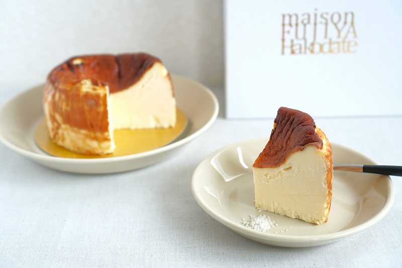 patisserie maison FUJIYA（パティスリー メゾン フジヤ）の「ガトーフロマージュ」がテーブルに置かれている