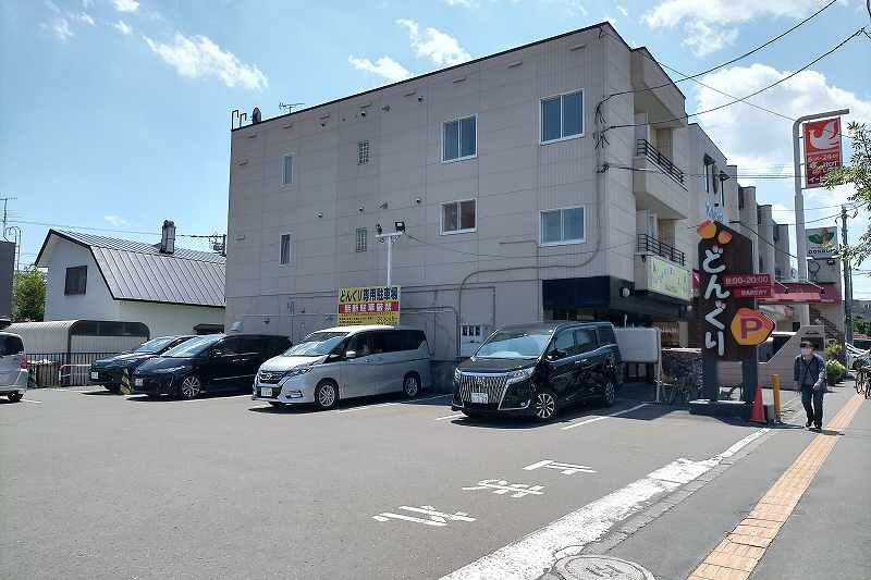 どんぐり本店の駐車場