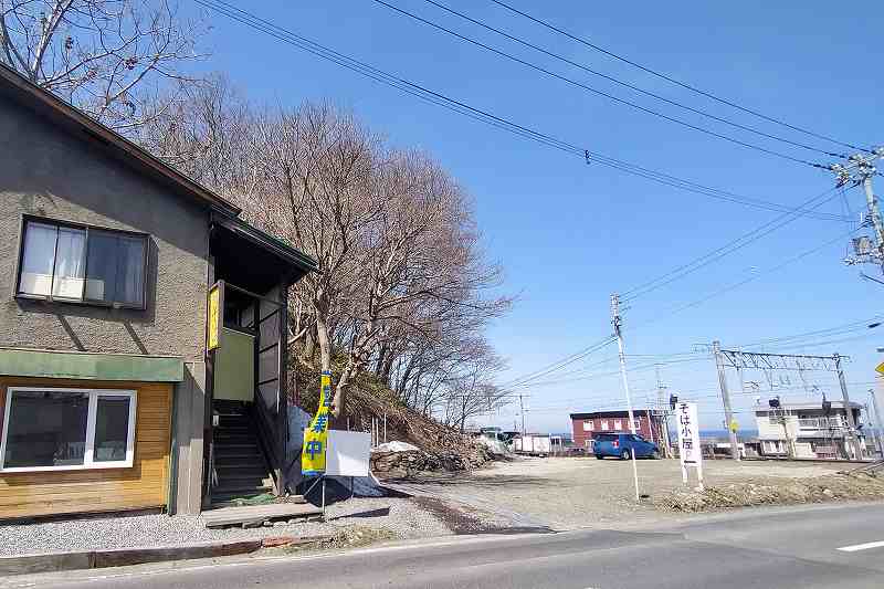 銭函「そば小屋」の駐車場外観