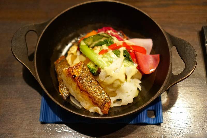 野菜のオーブン焼きがテーブルに置かれている