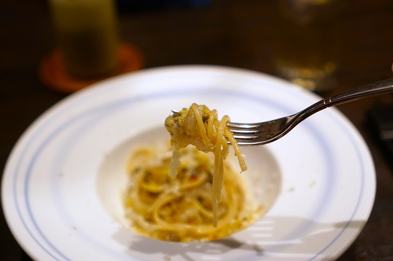 SIOのパスタをフォークで持ち上げている様子