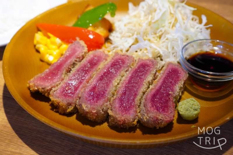 「THE MEAT SHOP（ザ・ミートショップ）」の道産牛の牛カツ定食がテーブルに置かれている