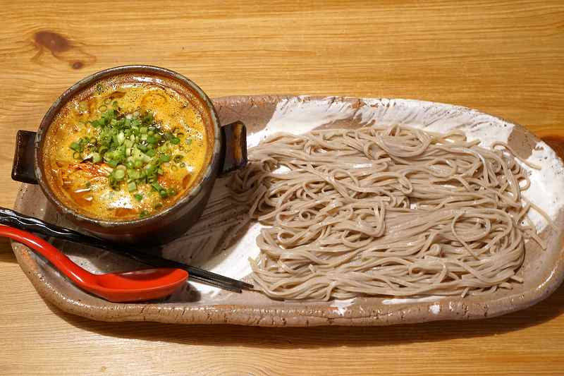 ジーカフェの「えびつけ麺カレーそば（税込1430円）」がテーブルに置かれている