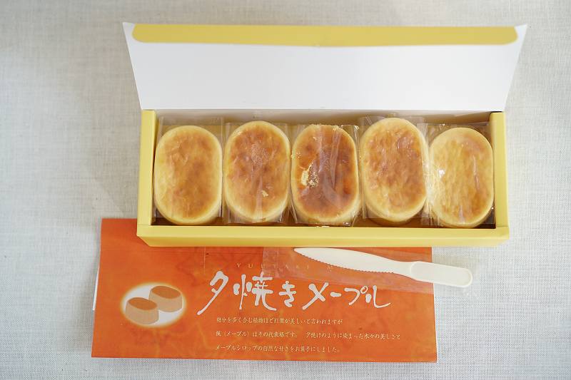 メープルシロップを贅沢に練りこんだチーズスフレ「夕焼きメープル」がテーブルに置かれている