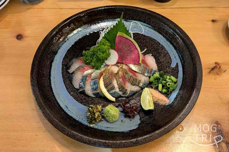 大衆酒場有頂天の「生トロ鯖 刺しと炙りの2種盛り合わせ」