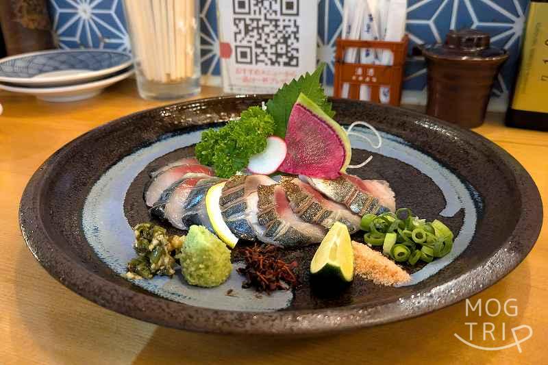 大衆酒場有頂天の「生トロ鯖 刺しと炙りの2種盛り合わせ」