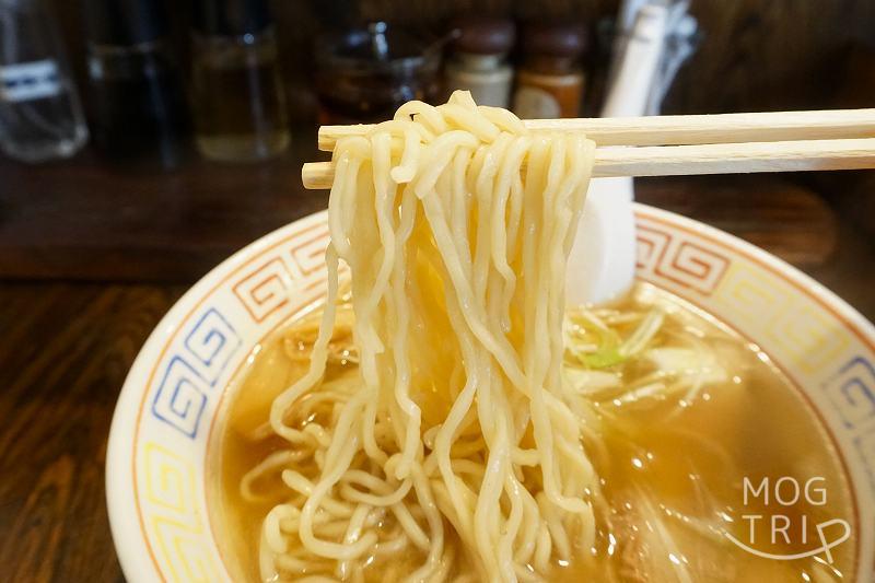 餃子と麺 いせのじょう　麺を箸で持ちあげている様子