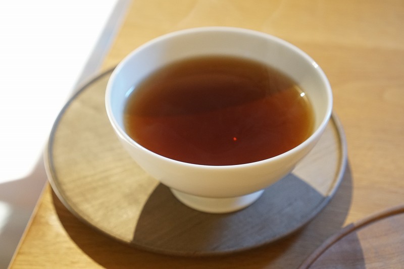 緑月の「有機栽培 三年番茶 ホット（税込400円）」がテーブルに置かれている