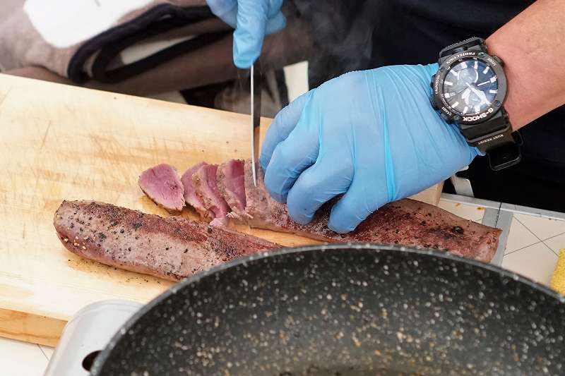 ０才のシカの肉を包丁でカット　余市ワインをめぐる旅