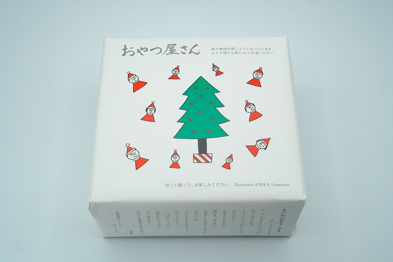 六花亭 おやつ屋さん2022年12月分の箱がテーブルに置かれている