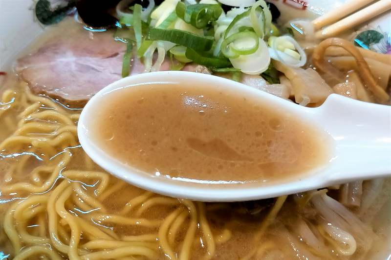 ラーメン紫雲亭　醤油ラーメンのスープ