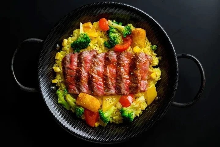 フィフティ・フィフティクラブの「ふらの和牛ステーキ パエリア風」