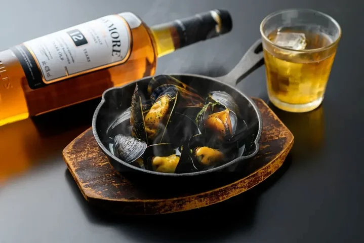 フィフティ・フィフティクラブの「ムール貝のナチュールホワイトワイン蒸し」