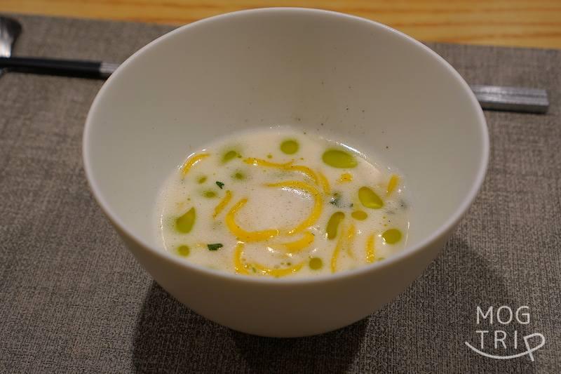 雉をつかったラーメン風パスタがテーブルに置かれている