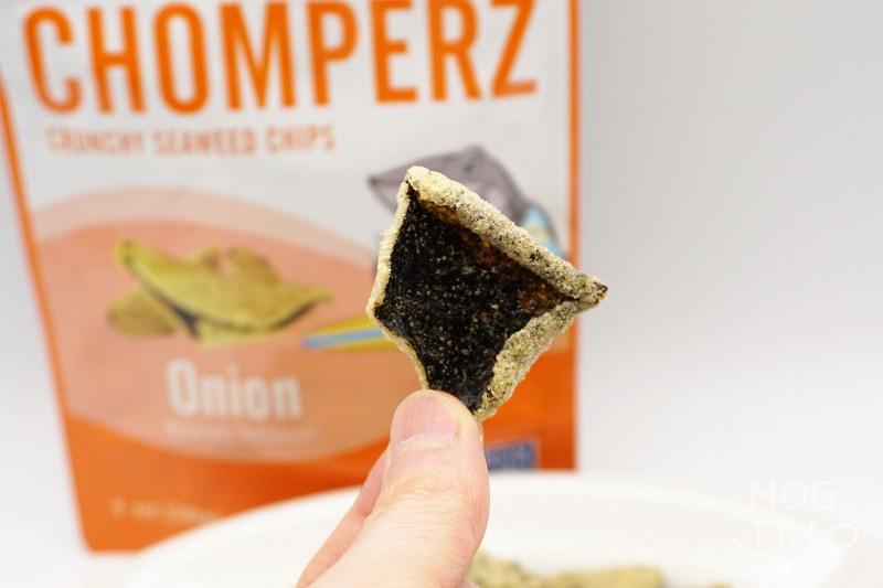 seasnax（シースナックス） CHOMPERZ（チョンパーズ） オニオン味を手て持ち上げた様子