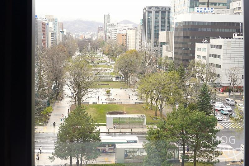 「THE GARDEN SAPPORO -HOKKAIDO GRILLE-（ザ ガーデン サッポロ 北海道グリル）」の窓から見える大通公園の様子