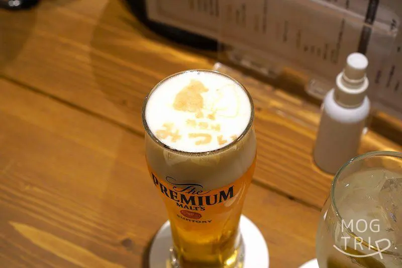 철판 구이 Mitsuki Latte 맥주 거품에 그린 예술