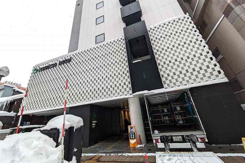 札幌海鮮丼専門店「すしどんぶり」からくさホテルの外観