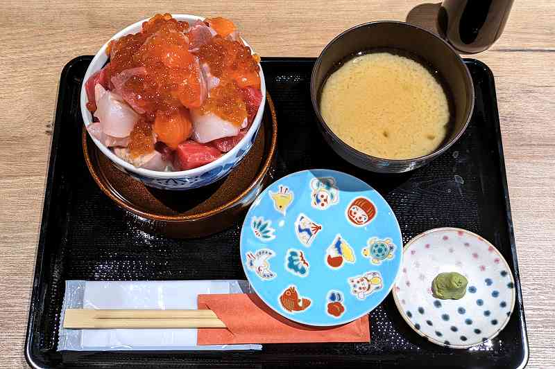 すしどんぶりの1日5食限定「バラちらし丼」（500円 ※ SNS投稿が条件）